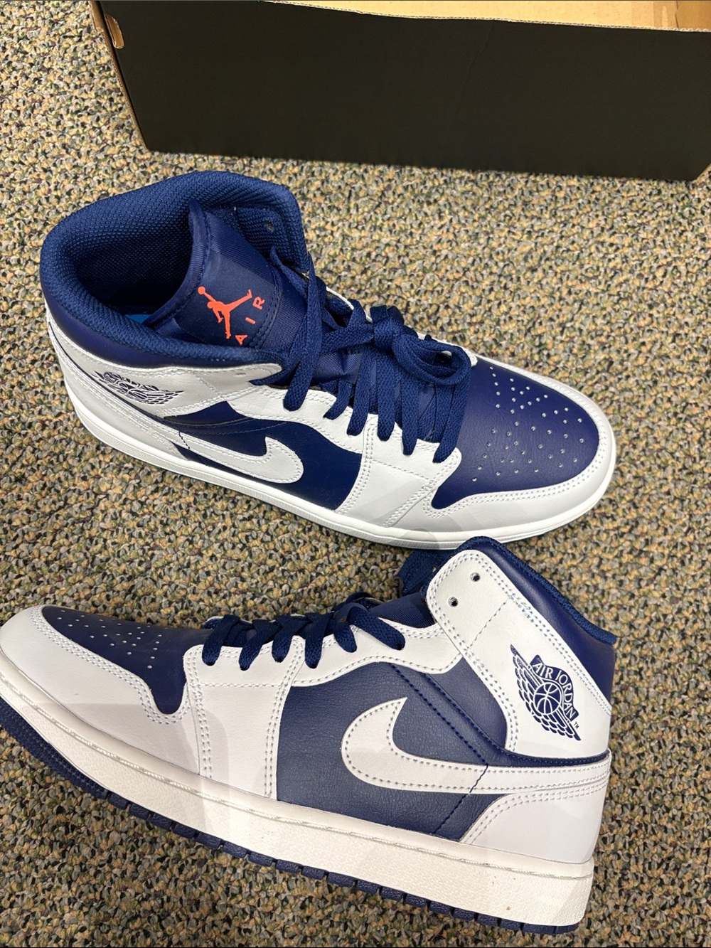 Air Jordan men’s mid- White & Navy